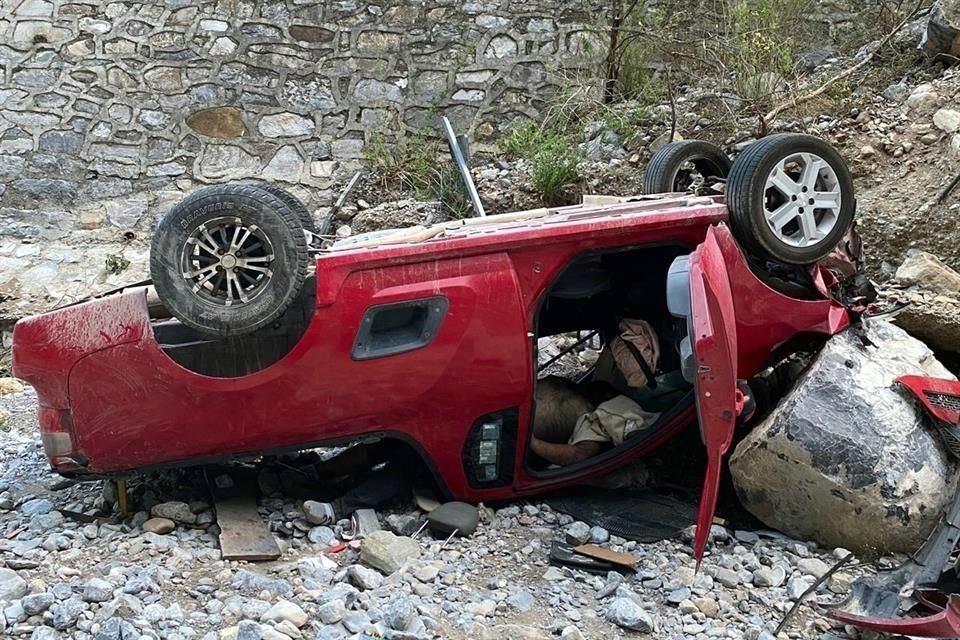 El vehículo fue ubicado al fondo de un barranco.