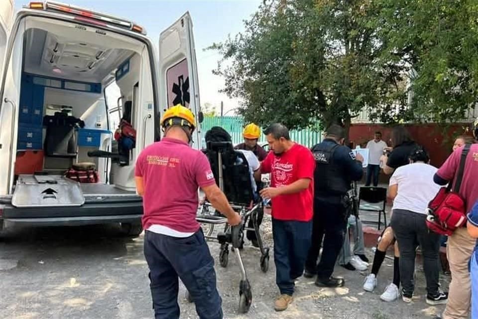 Tras una actividad al aire libre, 10 estudiantes de una secundaria, en Escobedo, sufren golpe de calor y son trasladados a una clínica.