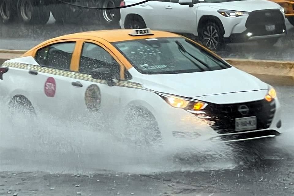 Una serie de tormentas con actividad eléctrica se desplazaron del sur hacia el Centro de Monterrey.