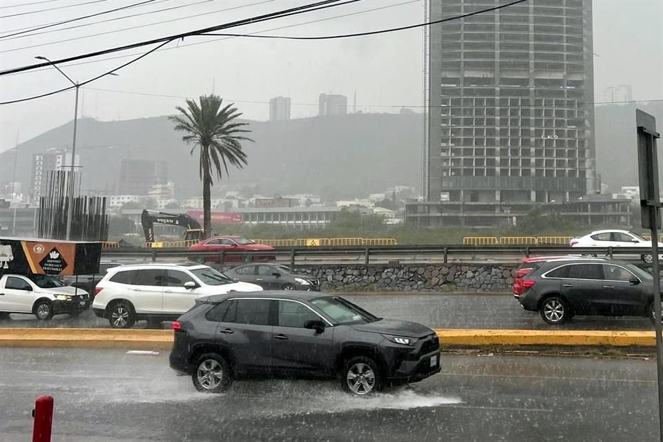 Una serie de tormentas con actividad eléctrica se desplazaron del sur hacia el Centro de Monterrey.