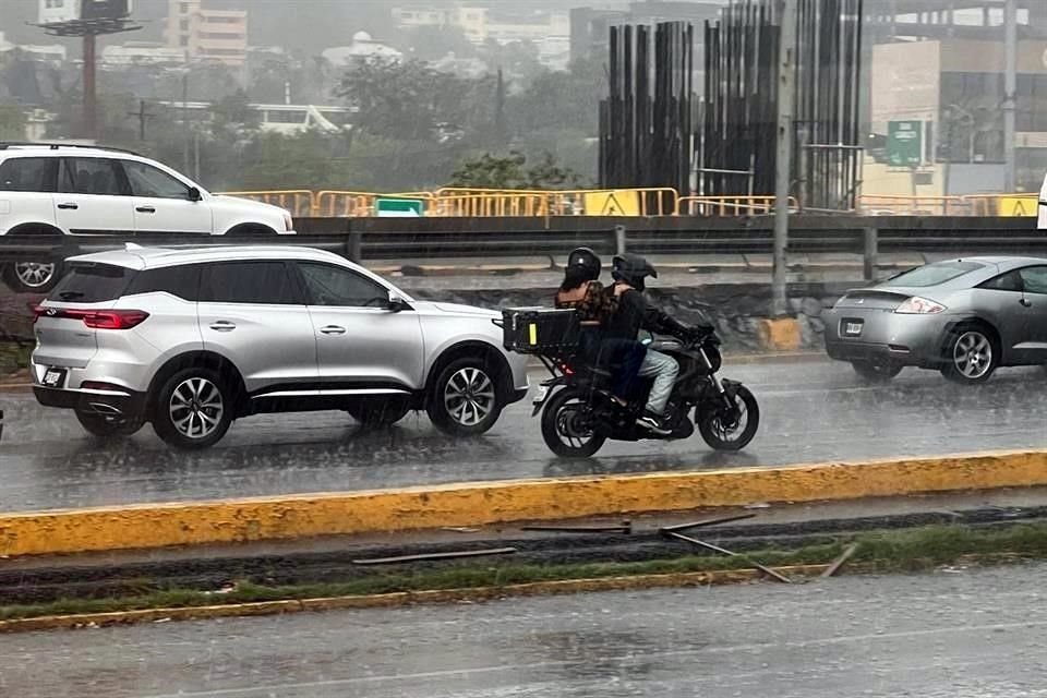 Una serie de tormentas con actividad eléctrica se desplazaron del sur hacia el Centro de Monterrey.