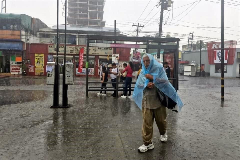 Una serie de tormentas con actividad eléctrica se desplazaron del sur hacia el Centro de Monterrey.