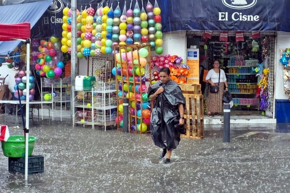 Una serie de tormentas con actividad eléctrica se desplazaron del sur hacia el Centro de Monterrey.