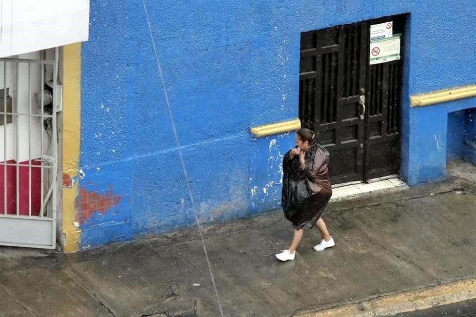 Algunas personas usaron hasta bolsas para protegerse de la lluvia.