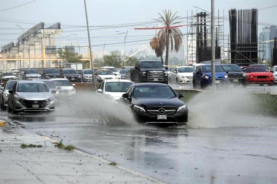 El tráfico vehicular se volvió lento por los encharcamientos en las vialidades.