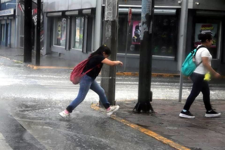 Algunos paseantes del Centro fueron sorprendidos por la lluvia al no traer paraguas.