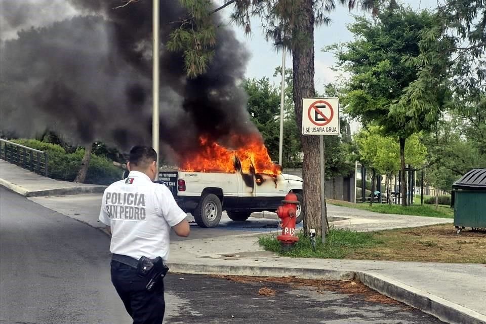 Una camioneta pick up termina en llamas tras una aparente falla mecánica en la Colonia Fuentes del Valle, en San Pedro.