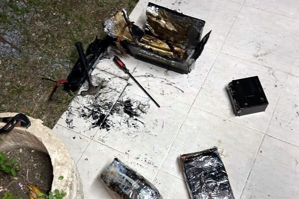 Elementos de la Policía Federal Ministerial localizaron un compartimiento en la batería del auto donde hallaron dos paquetes qué contenían 5 kilos 996 gramos de heroína.