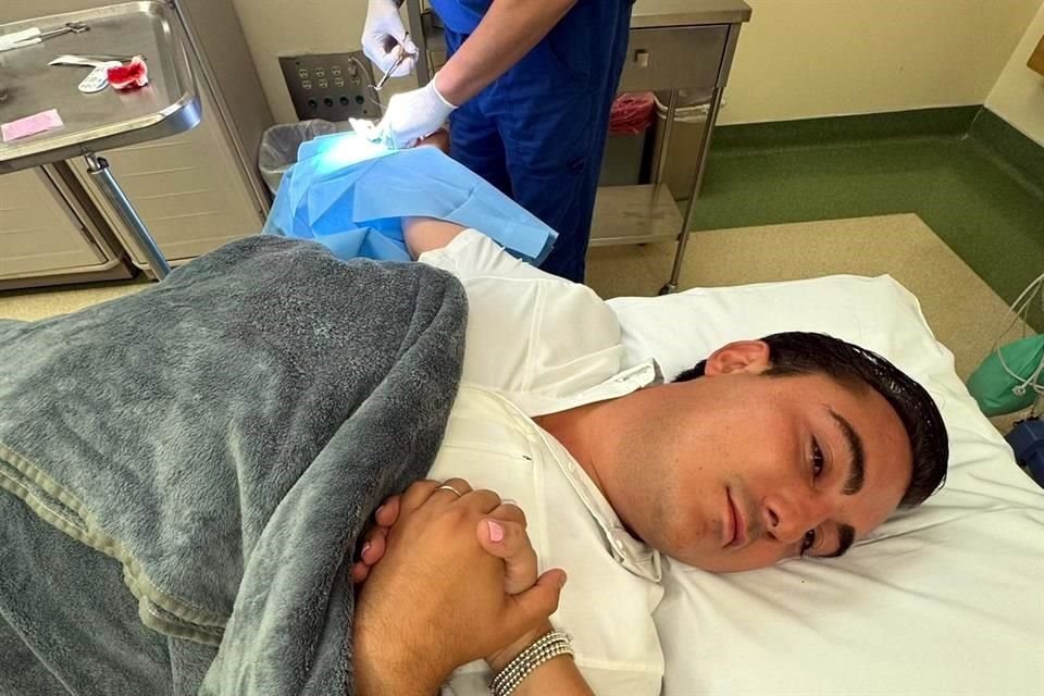 Guerra publicó a sus redes sociales una imagen de él en una camilla de hospital.