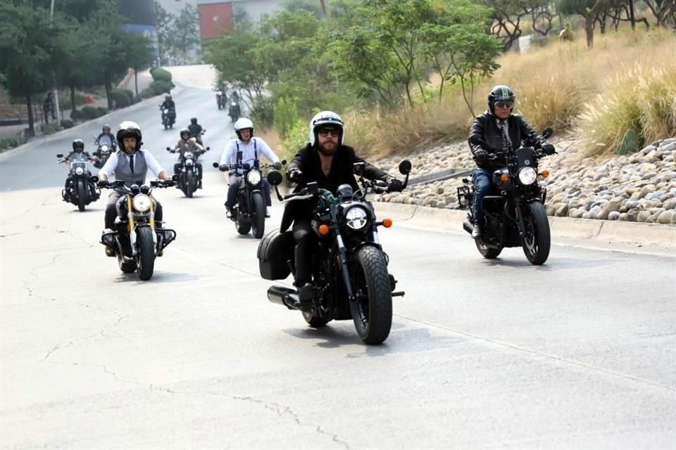 Grupo de motociclistas durante el recorrido