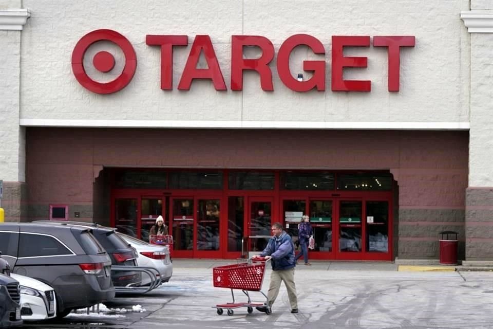 Target ahora prevé una disminución de las ventas netas de un solo dígito este año, por debajo de la previsión anterior de un aumento de alrededor del 1 por ciento.