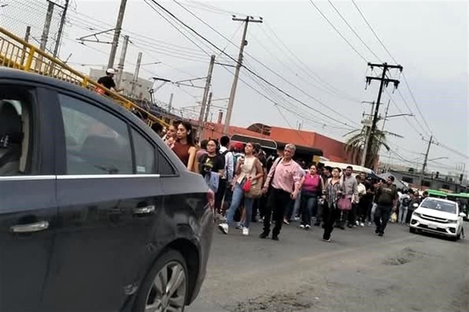 Largas filas se formaron ayer para poder ingresar a la Estación Talleres del Metro.