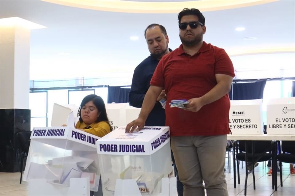 Los votantes débiles visuales podrán estar acompañados por alguien de su confianza o por un funcionario.