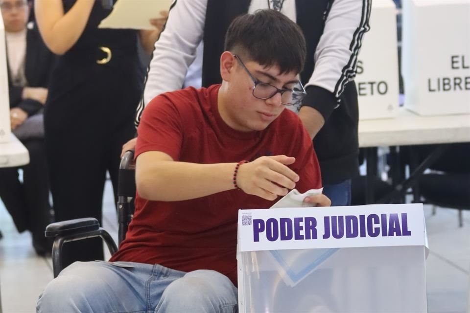 Las casillas están listas para recibir a personas en sillas de ruedas; votarán en una mesa con una mampara.