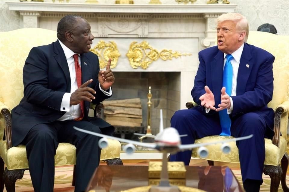 Donald Trump se enfrentó en la Casa Blanca a su par de Sudáfrica y mostró imágenes con supuestas pruebas de 'genocidio de blancos'.