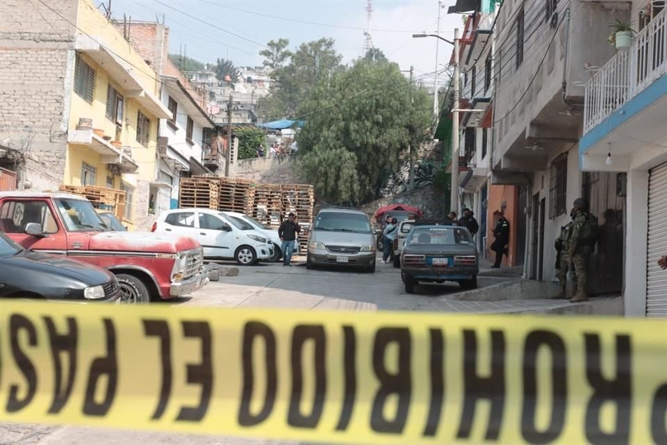 Vecinos llamaron a los servicios de emergencia, pero los paramédicos sólo confirmaron que había muerto.