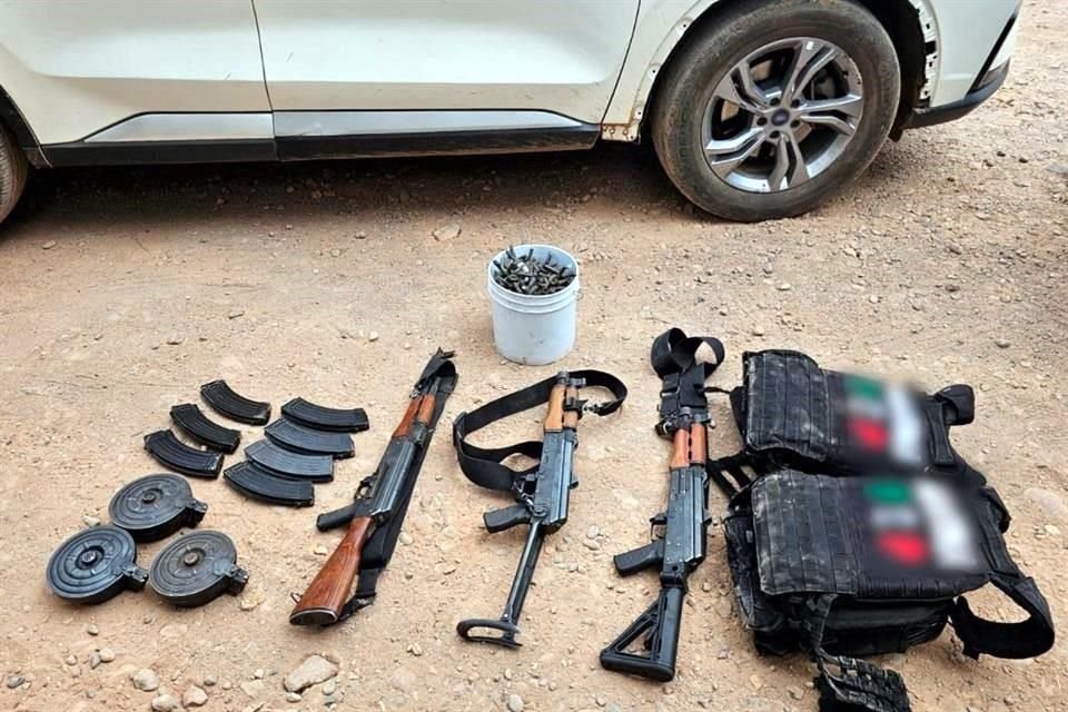A los detenidos se les incautaron armas y chalecos antibalas.