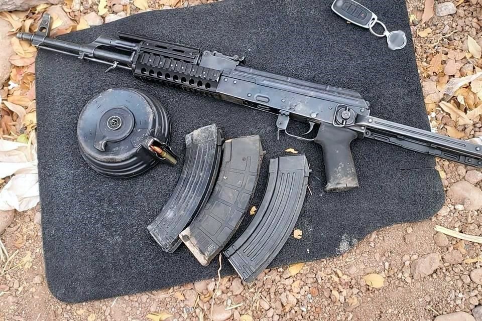 A uno de los detenidos se le incautó un arma larga tipo fusil y tres cargadores abastecidos.