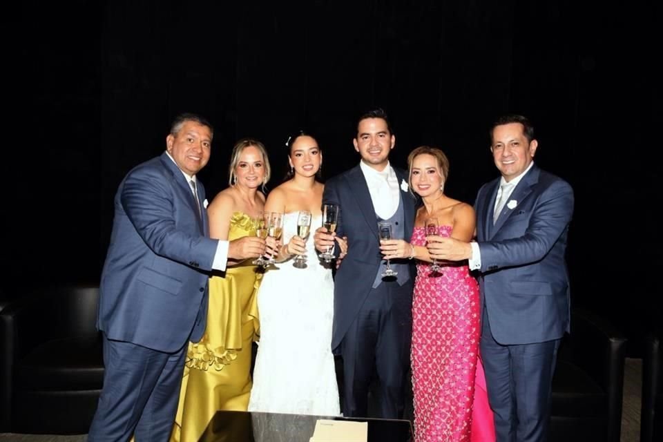 PAPÁS DE LOS NOVIOS Alfonso de los Ríos, Marcela Villarreal de De los Ríos, Marcela de los Ríos Villarreal, Edgar Leal Perales, Karla Perales Fernández y Edgar Leal