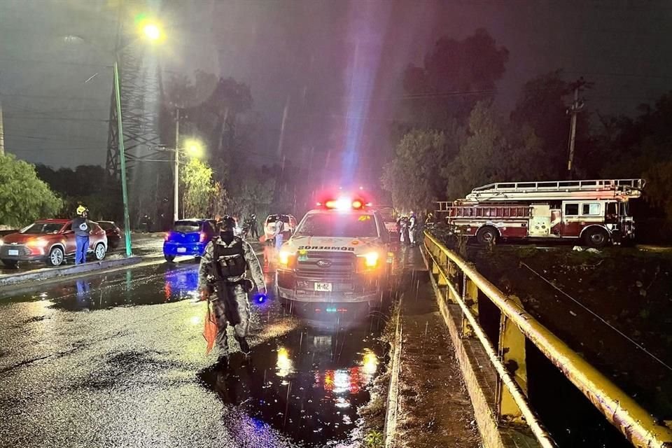 Metros adelante, el vehículo se salió de la vialidad y cayó a un canal de aguas residuales, pues no está protegido con alguna valla o muro de contención.