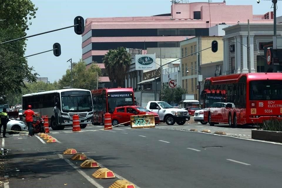 El servicio de Metrobús en Paseo de la Reforma fue suspendido desde Campo Marte al Metro Hidalgo.