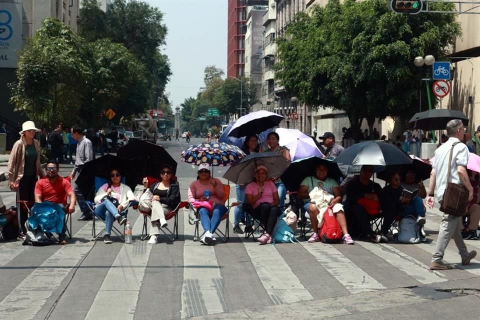 Los inconformes llevaron lonas para colocarlas en los carriles centrales, mesas para colocar alimentos, garrafas de agua, fruta y anafres.