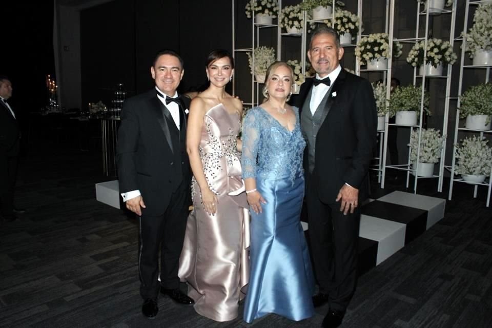Papás de los novios: Omar De la Cruz Lozano, Éricka Alejandra Salinas Sánchez, Hilda Maricela Jáuregui Casas e Isidoro González Zepeda
