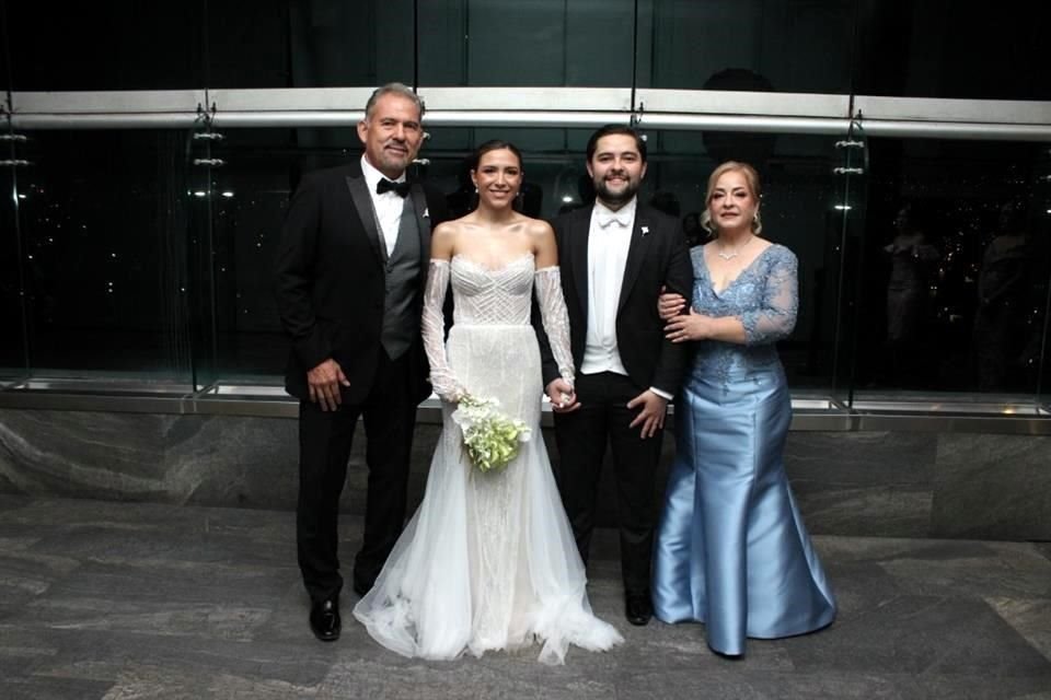 Papás del novio: Isidoro González Zepeda, Alejandra De la Cruz Salinas, Daniel González Jáuregui e Hilda Maricela Jáuregui Casas