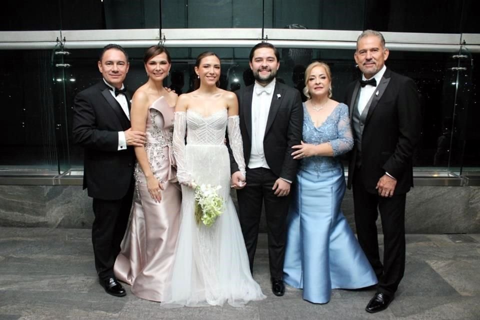 Papás de los novios: Omar De la Cruz Lozano, Éricka Alejandra Salinas Sánchez, Alejandra De la Cruz Salinas, Daniel González Jáuregui, Hilda Maricela Jáuregui Casas e Isidoro González Zepeda