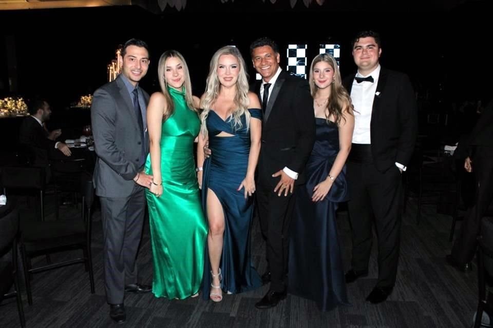 Yair Montalvo, Monserrat Cruz, Rosario Ayala, Óscar Cruz, Camila Cruz y Antonio De la Cruz