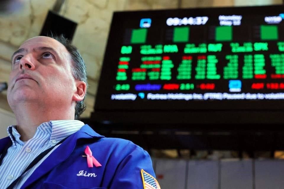 Los tres principales índices de Wall Street cerraron con sus mayores pérdidas diarias en un mes.