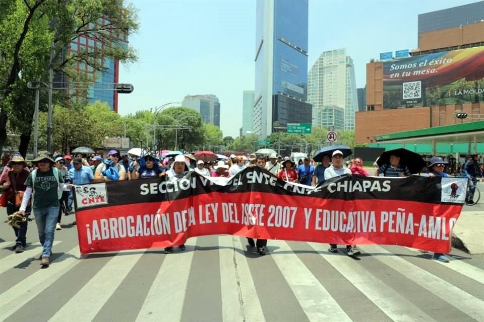 Mientras la CNTE colapsó las principales vías de CDMX, Sheinbaum desestimó sus peticiones y deijo que no hay recursos para cubrirlas.