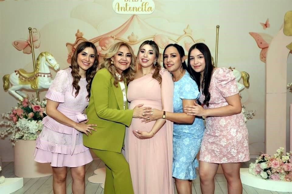 Mariell Ruiz de Elizondo, Sandra Torres de Ruiz, Mafer Ruiz de Arriaga, Alexis Ruiz de Uribe y Alexa Uribe