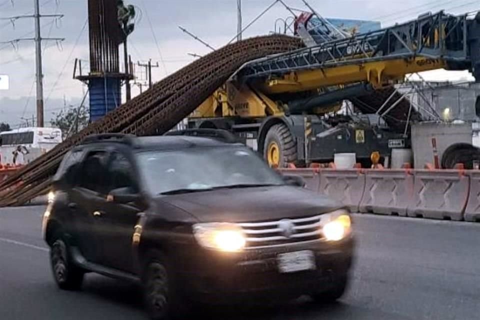 Un vehículo circula al lado del carril donde cayó la punta de la enorme columna.
