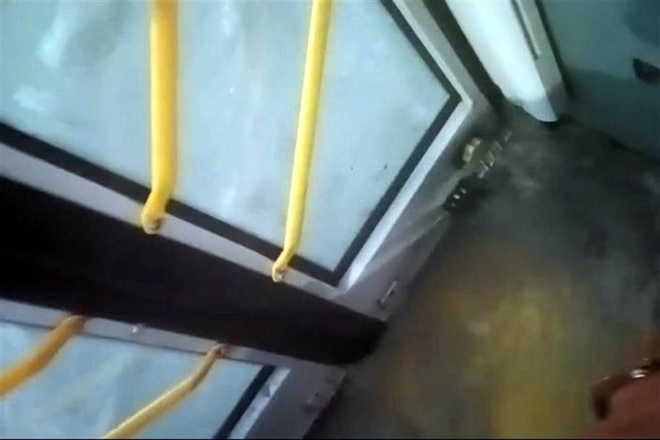 Testigos aseguraron que la corriente de agua está ingresando a los camiones.