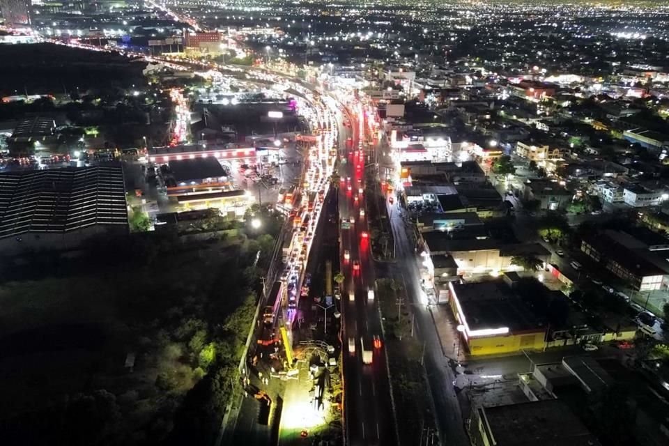   La Carretera Miguel Alemán fue la más afectada por la caída del castillo, a la altura del Centro de Apodaca.
