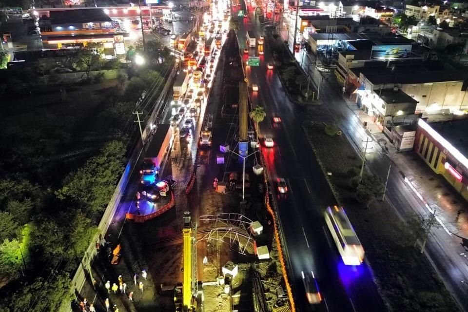   La Carretera Miguel Alemán fue la más afectada por la caída del castillo, a la altura del Centro de Apodaca.
