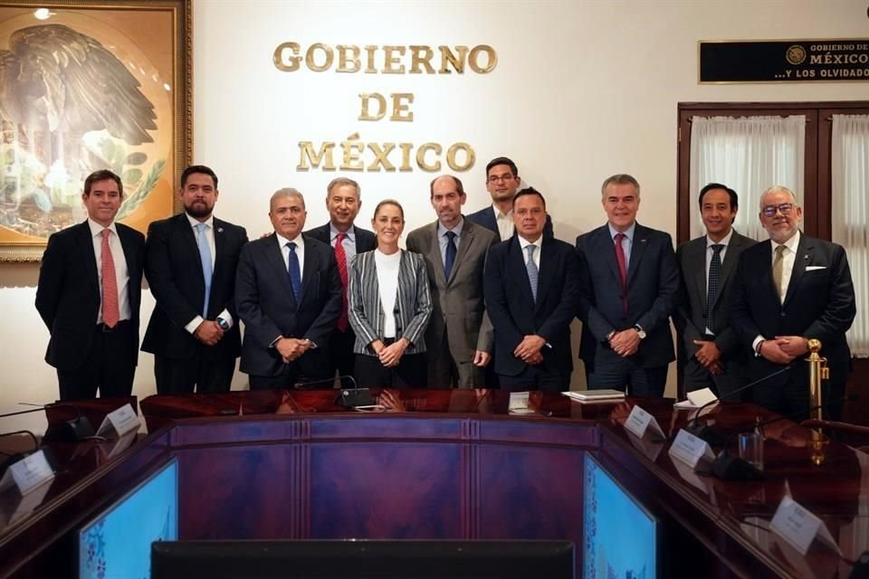 La Presidenta Sheinbaum recibió a líderes de las industrias del concreto y acero en Palacio Nacional.