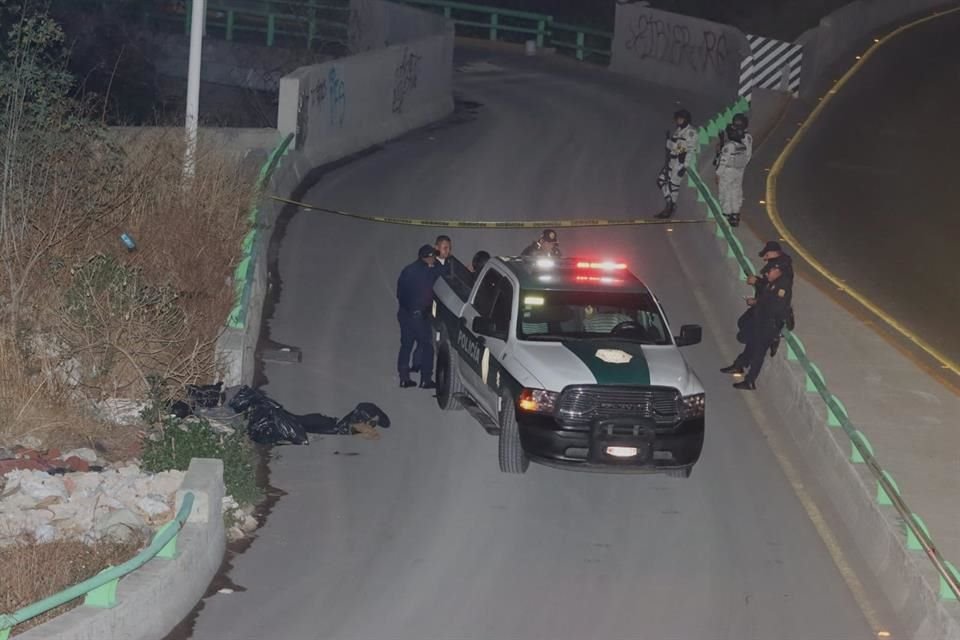 Aunque el hallazgo ocurrió en Ecatepec, personal de la SSC acudió al lugar para levantar los restos.