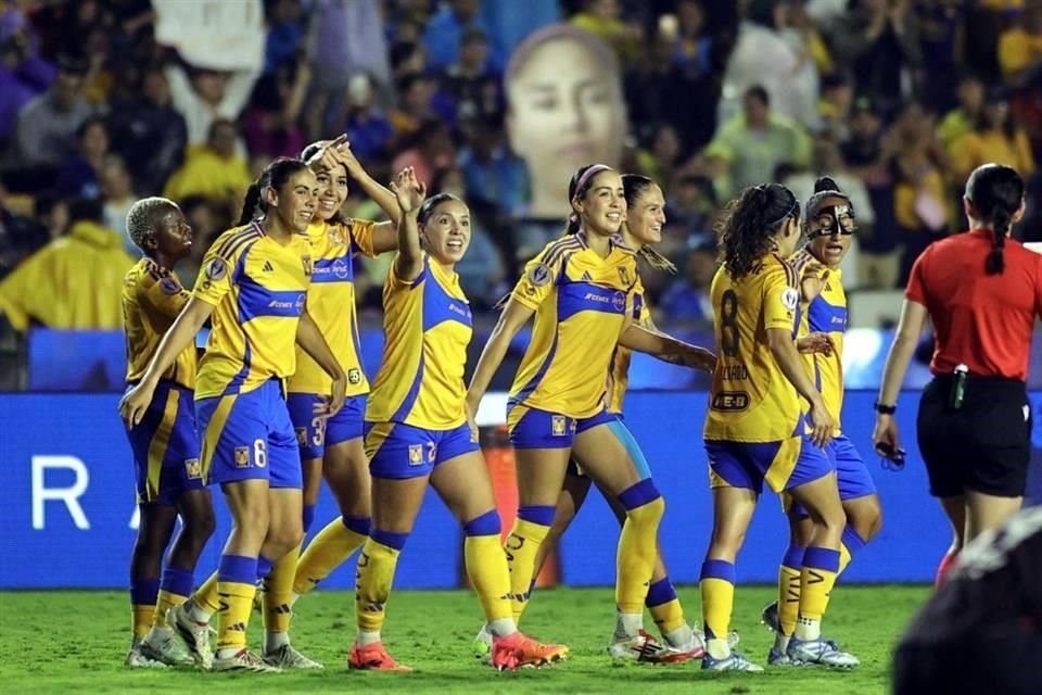 Muy rápido Tigres Femenil se puso arriba con cabezazo de Aaliyah Farmer a centro de Lizbeth Ovalle.