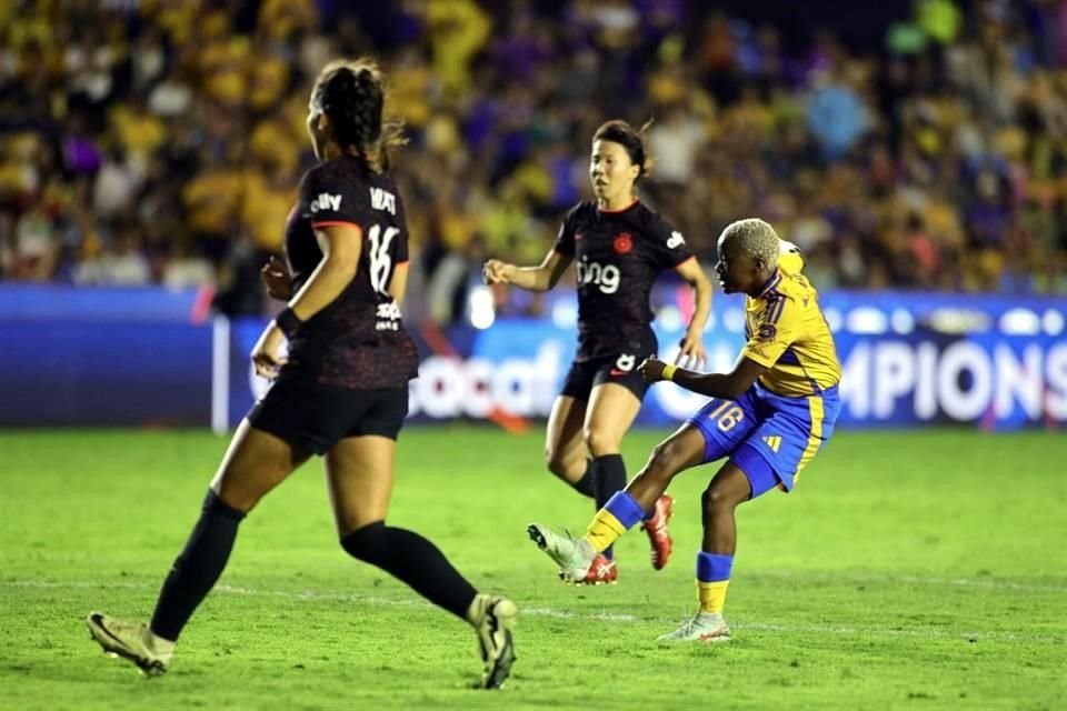 Thembi Kgatlana aprovechó un error de la arquera rival para marcar el 2-0.