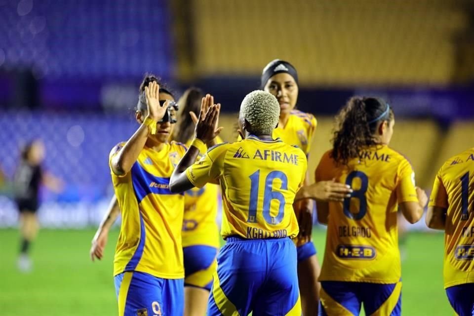 Con el 2-0, las felinas ya no bajaron los brazos y defendieron bien el marcador.
