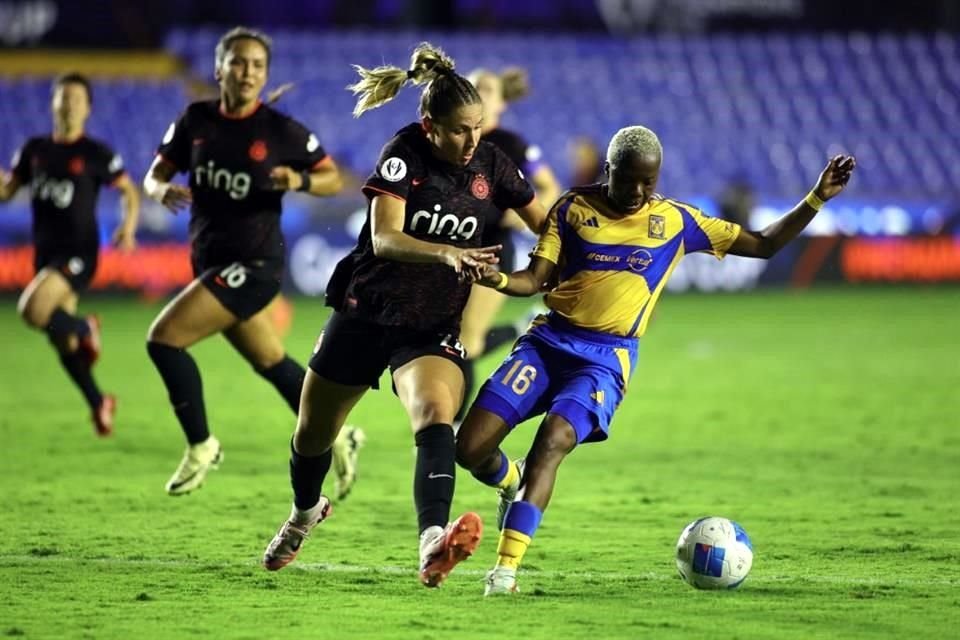 Mientras estuvo en la cancha, Thembi Kgatlana fue una pesadilla.