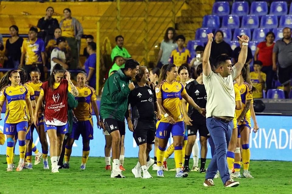 Pedro Martínez celebró con la afición el pase a la Final.