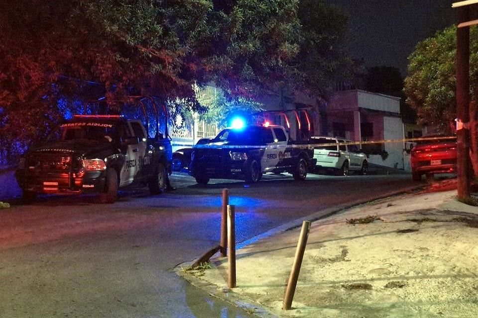 Paramédicos y policías estatales encontraron al ladrón con una herida de bala en el brazo y golpes.