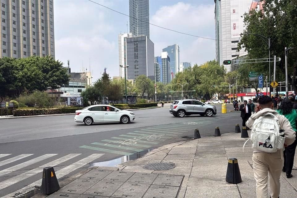 Paseo de la Reforma ya registra un cierre, a la altura de la Glorieta de las mujeres que luchan.