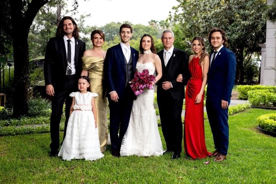 FAMILIA DE LA NOVIA. Roberto Cebrián Flores, Norma Flores de Cebrián, los novios, Roberto Fernando Cebrián Uribe, Norma Cebrián de Villarreal, David Villarreal Ortiz y la niña Galia Cebrián Garza