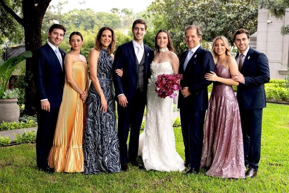 FAMILIA DEL NOVIO. José Arturo González Galván, Regina Garza Pérez, Raquel Galván de González, los novios, José Arturo González Elizondo, Raquel González Galván y Víctor Martínez Flores