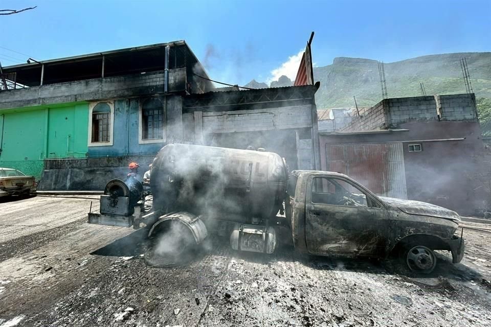 El incendio consumió por completo la pipa de gas.