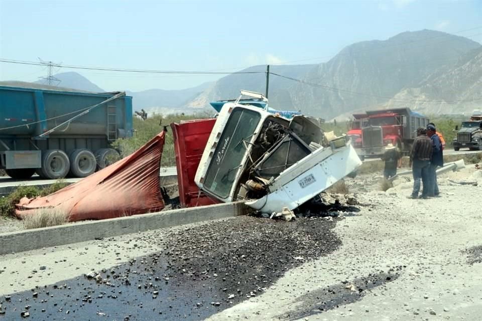 La unidad quedó completamente destruida sobre el camellón central en el Camino a las Pedreras.